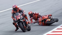 Francesco Bagnaia (re.) stürzt zum Auftakt des MotoGP-Finales. (Bild: x.com/MotoGP)