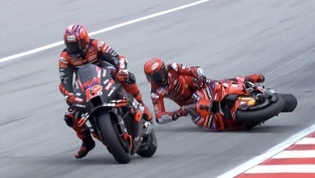 Francesco Bagnaia (right) crashes at the start of the MotoGP finale. (Bild: x.com/MotoGP)