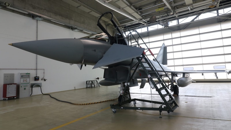 Mussten im Hangar bleiben: intakte Eurofighter, für die es zwar genug Piloten, aber zu wenig Flugbetriebspersonal wie Lotsen oder Feuerwehrleute gibt.  (Bild: Jauschowetz Christian/Christian Jauschowetz)