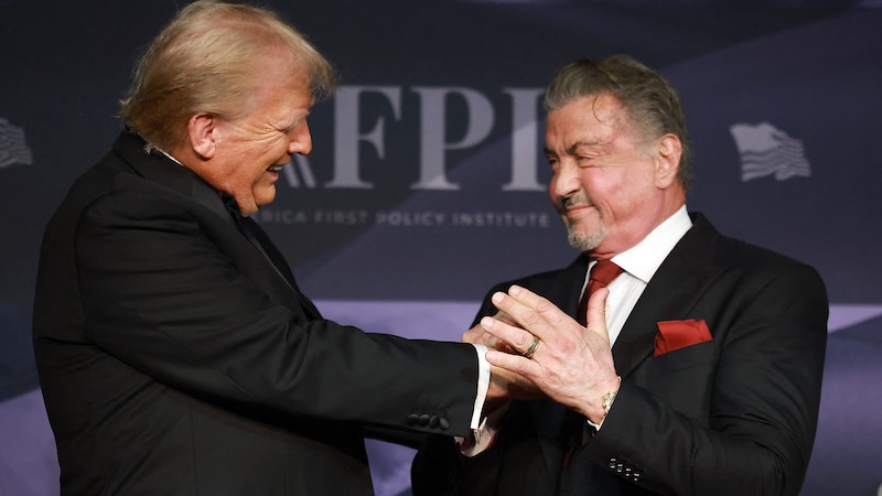 Im Gegensatz zu Arnold Schwarzenegger steht Sylvester Stallone ganz auf Seiten Trumps. (Bild: APA/AFP/GETTY IMAGES/JOE RAEDLE)