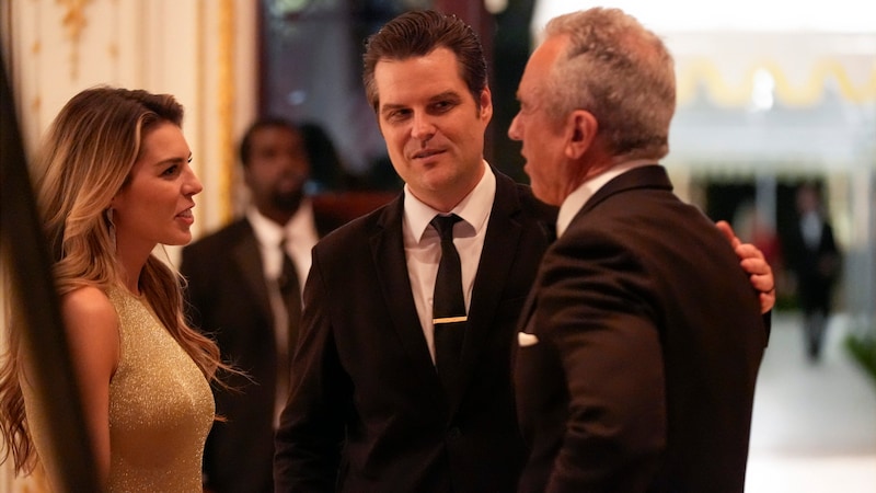 Hardliner unter sich: die äußerst umstrittenen künftigen Minister Matt Gaetz (mitte) und Robert F. Kennedy Jr. (rechts). (Bild: AP ( via APA) Austria Presse Agentur/Alex Brandon)