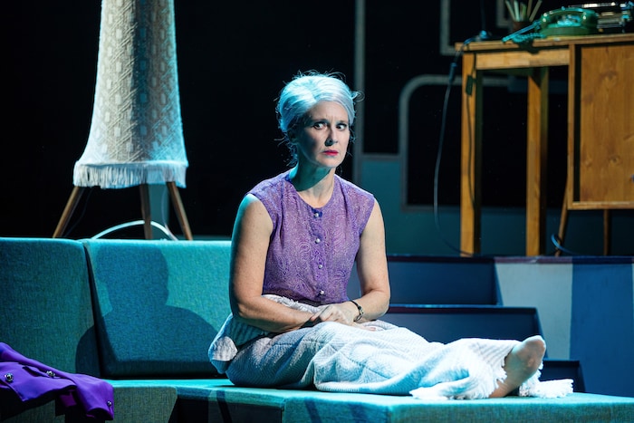 Maria Köstlinger als Kaufhausleiterin Ebenita Scrooge