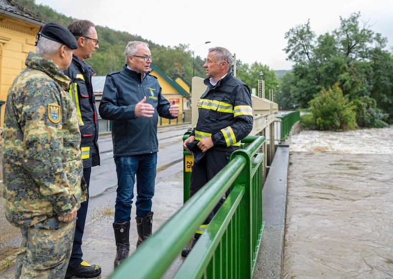 Landesvize Pernkopf (3. v. li.) mit Praktikern, die im Fluteinsatz gestanden sind (Bild: NLK/Filzwieser)