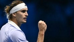 Alexander Zverev hat auch Carlos Alcaraz geschlagen und steht im Halbfinale der ATP-Finals.  (Bild: AFP/APA/Marco BERTORELLO)