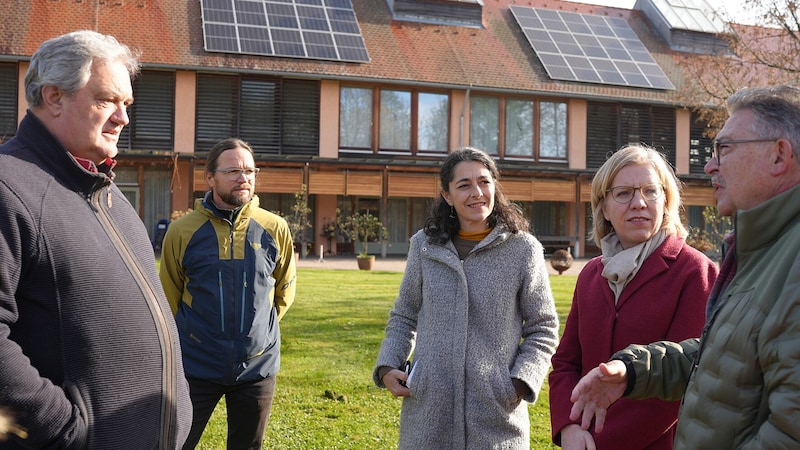 Sandra Krautwaschl und Leonore Gewessler beim Blaurackenverein in Stainz bei Straden  (Bild: Die Grünen/Stelzer)