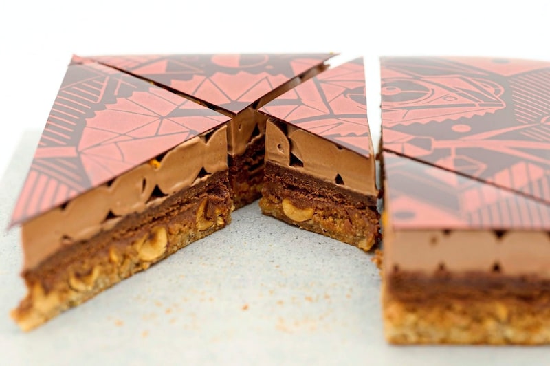 Warmuth kreierte den „Schönbrunner Hazelnutkiss“, einen Puzzle-Kuchen mit sechs ineinandergreifenden Teilen. Die innovative Kreation war gekrönt von einer Schokoladen-Platte mit einem Chamäleon in Bronzeoptik. (Bild: picturedesk.com/Chocolate Akademie Köln, Im Mediapark 8a, 50670 Köln, Deutschland / OTS)