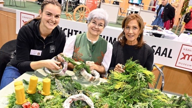 Lisa, Magdalena und Rosmarie beim Adventkranzbinden am Stand des Kärnten Museums – Freilichtmuseum Maria Saal. (Bild: Evelyn Hronek/EVELYN HRONEK)