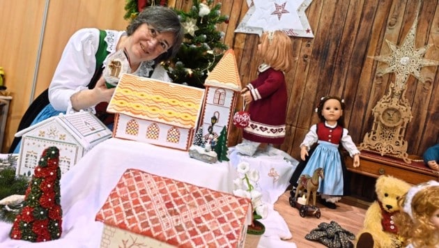 Barbara Oswald vom Arbeitskreis Tracht und Nadelspielerei bei „Oma Gretls Weihnachtsstube“, in der alle Handwerkstechniken vorkommen. (Bild: Evelyn Hronek/EVELYN HRONEK)