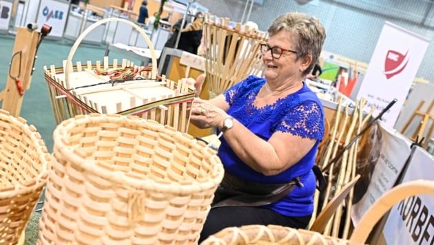 Ruth Gartner aus Dellach im Drautal können Messebesucher in Halle 4 beim Korbflechten zuschauen. (Bild: Evelyn Hronek/EVELYN HRONEK)