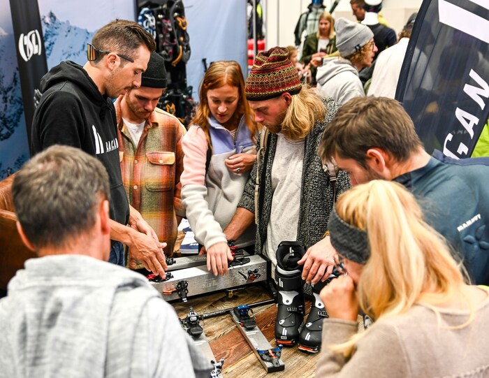 Die neuesten Skischuhe und (Touren)skibindungen werden präsentiert.