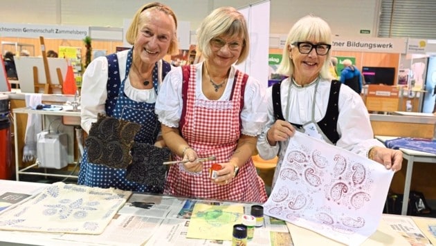 Ilse, Helga und Berni: Die drei Stoffdruckmeisterinnen laden zum bunten Gestalten ein. (Bild: Evelyn Hronek/EVELYN HRONEK)