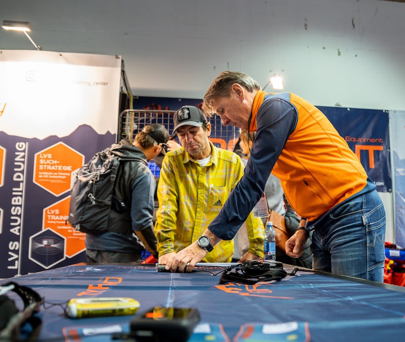 Experts show the advantages of the latest avalanche transceivers (Bild: Congress Messe Innsbruck)