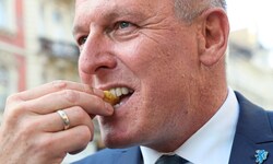 Die „Krone“ traf alle Parteichefs beim bekanntesten Maronistand von Graz, der Maronessa, so auch ...