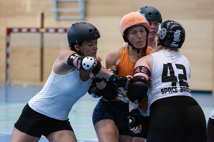 Beim Roller Derby geht‘s zur Sache.