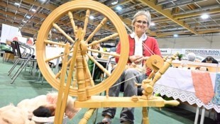Rhythmus und Übung: Am Spinnrad entstehen Wollfäden und ruhige Gedanken.