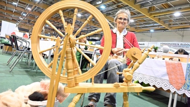 Gleichmäßig dreht sich das Spinnrad, gleichmäßig wird der Faden. (Bild: Evelyn Hronek/EVELYN HRONEK)