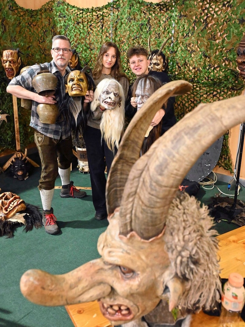 Teufelskreis Virunum: Handgeschnitzte Holzmasken, Ziegenfelle und begeisterte Krampusläufer! (Bild: Evelyn Hronek/EVELYN HRONEK)