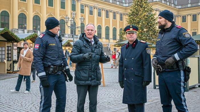 Interior Minister Gerhard Karner (2nd from left) and Vienna Police Chief Pürstl (2nd from right) on "patrol" in Schönbrunn