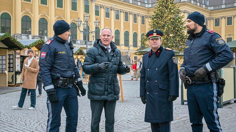 Interior Minister Gerhard Karner (2nd from left) and Vienna Police Chief Pürstl (2nd from right) on "patrol" in Schönbrunn (Bild: BMI/Jürgen Makowecz)