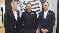 Boss Christian Jauk (li.) und Geschäftsführer Thomas Tebbich (re.) setzten jetzt auf Jürgen Säumel.  (Bild: SKSturmGraz)