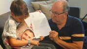 Während der tapfere Bub ein Foto des Vaters betrachtet, zeigt Opa Gilad Korngold den Brief des ...