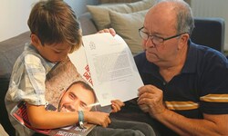 Während der tapfere Bub ein Foto des Vaters betrachtet, zeigt Opa Gilad Korngold den Brief des ...