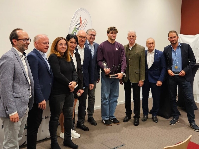 The STLV with guests of honor and top athlete Enzo Diessl (center) at the award ceremony at the Intercity Hotel in Graz. (Bild: zVg/STLV)