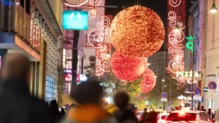 Weihnachtsbeleuchtung auf der Rotenturmstraße (Bild: APA/Georg Hochmuth)