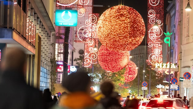 Weihnachtsbeleuchtung auf der Rotenturmstraße (Bild: APA/Georg Hochmuth)