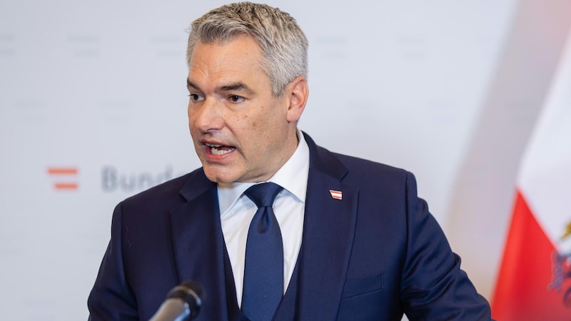 Federal Chancellor Karl Nehammer (ÖVP) went out on Friday evening to inform the nation about the events surrounding the Russian gas freeze. (Bild: APA/BKA/ALEXANDER ZILLBAUER)