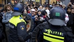 Die niederländische Polizei greift bei einem pro-palästinensischen Protest ein. (Bild: APA/AFP)