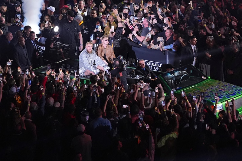 Jake Paul during the walk-in (Bild: AP/Julio Cortez)