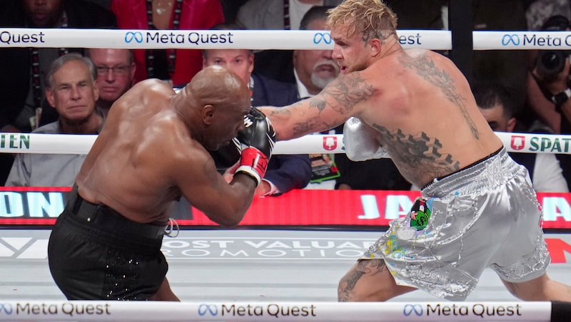 Mike Tyson and Jake Paul gave each other nothing. (Bild: AP/Julio Cortez)