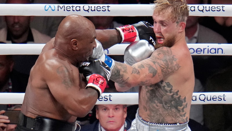 Mike Tyson and Jake Paul gave each other nothing. (Bild: AP/Julio Cortez)