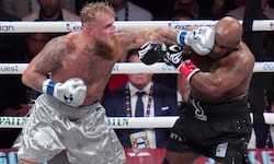 Mike Tyson (re.) musste gegen Jake Paul einiges einstecken.