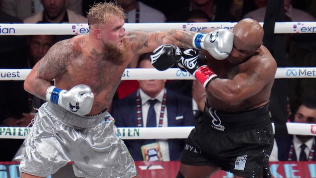 Mike Tyson (right) had to put up with a lot against Jake Paul. (Bild: AP/Julio Cortez)