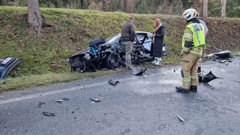 All three people involved in the accident had to be taken to hospital. (Bild: ZOOM Tirol)