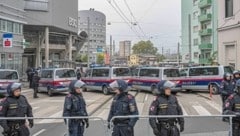 Polizeieinheiten vor dem Liebenauer Stadion (hier beim Grazer Derby im Oktober) (Bild: Jürgen Fuchs)