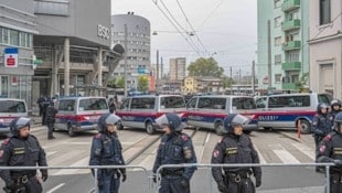 Polizeieinheiten vor dem Liebenauer Stadion (hier beim Grazer Derby im Oktober) (Bild: Jürgen Fuchs)