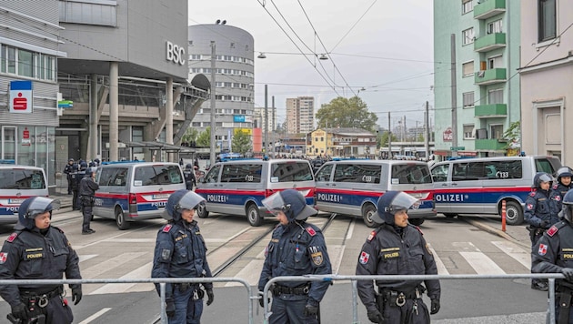 Polizeieinheiten vor dem Liebenauer Stadion (hier beim Grazer Derby im Oktober) (Bild: Jürgen Fuchs)