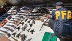 Die Polizei stellte über 60 Schusswaffen sicher. (Bild: Argentina Federal Police)