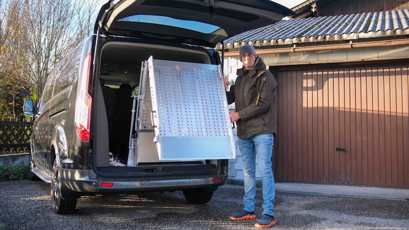 Marco wiegt 70 Kilo und hat einen 30 Kilo schwere Rollstuhl. Deshalb braucht Vater Bernhard eine hydraulische Rampe, um ihn in das Auto zu bringen. (Bild: Einöder Horst/Horst Einöder/Flashpictures)