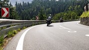 Die Bodenmarkierungen helfen den Motorradfahrern.