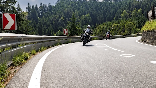 The road markings help motorcyclists. (Bild: zVg)