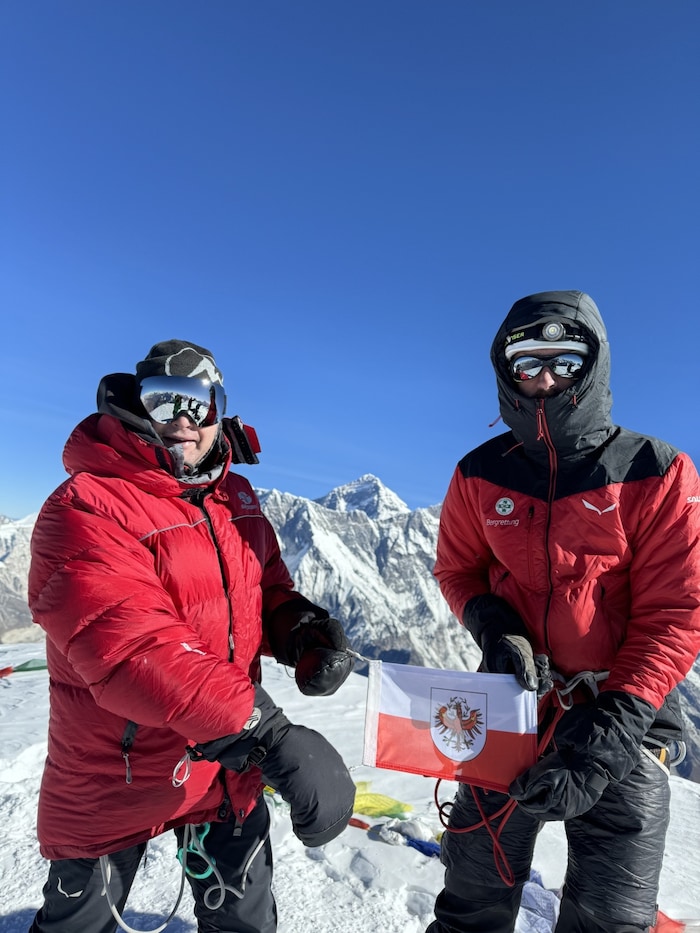 Geschafft: Markus Wolf (links) und Riccardo Mizio mit der Tiroler Fahne auf der Ama Dablam.