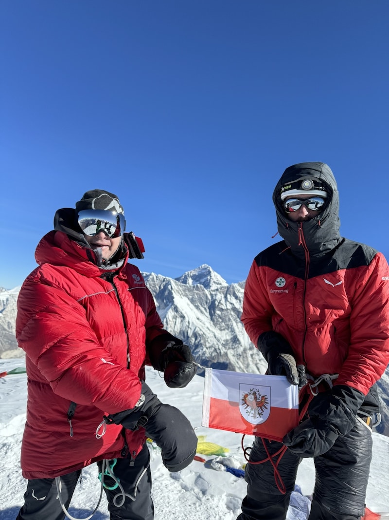 Geschafft: Markus Wolf (links) und Riccardo Mizio mit der Tiroler Fahne auf der Ama Dablam. (Bild: zVg)