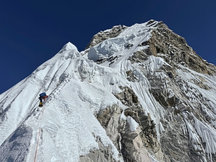 Der extrem steile Gipfelaufschwung der Ama Dablam.