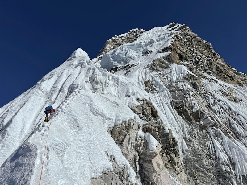 Der extrem steile Gipfelaufschwung der Ama Dablam. (Bild: zVg)