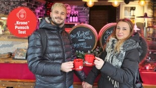 Rafael (27) und Valentina (31) aus Trento (Italien) genießen ihren Punsch. „Die Stimmung hier ist zauberhaft. Obwohl die Preise teurer als bei uns in Italien sind. Aber für ein Wochenende ist es in Ordnung.“ (Bild: Krone KREATIV/Zwefo)