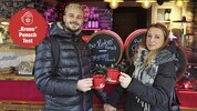 Rafael (27) und Valentina (31) aus Trento (Italien) genießen ihren Punsch. „Die Stimmung hier ...